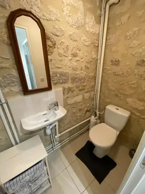 Salle de bains dans l'établissement maison au calme avec piscine chauffée