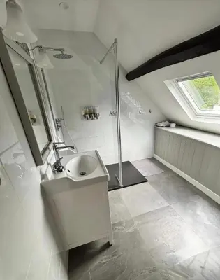 Salle de bains dans l'établissement Maison cocooning avec magnifique jardin
