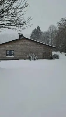 L'établissement Chalet avec bain à remous à Saint-Loup-Terrier en hiver