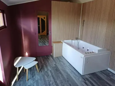 Un ou plusieurs lits dans un hébergement de l'établissement Chalet avec bain à remous à Saint-Loup-Terrier