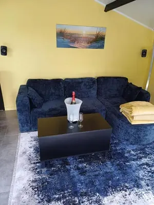 Coin salon dans l'établissement Chalet avec bain à remous à Saint-Loup-Terrier