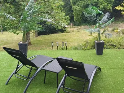 Jardin de l'établissement Chalet avec bain à remous à Saint-Loup-Terrier