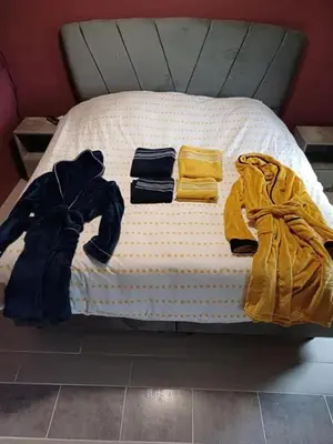 Un ou plusieurs lits dans un hébergement de l'établissement Chalet avec bain à remous à Saint-Loup-Terrier
