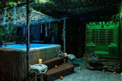 Piscine de l'établissement Coquéo Spa & Sauna Suite Paris Disneyland ou située à proximité