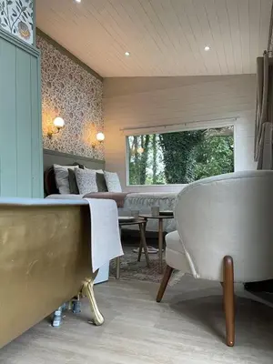 Coin salon dans l'établissement Le cottage du Manoir 1900