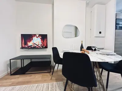Télévision ou salle de divertissement dans l'établissement 1 Clairmarais T2 cosy a 2 pas du centre-ville