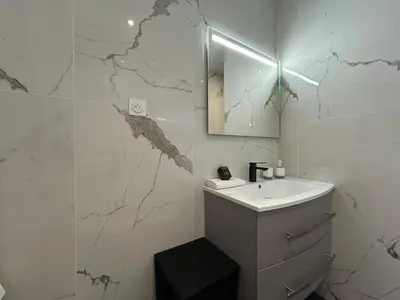 Salle de bains dans l'établissement 1 Clairmarais T2 cosy a 2 pas du centre-ville