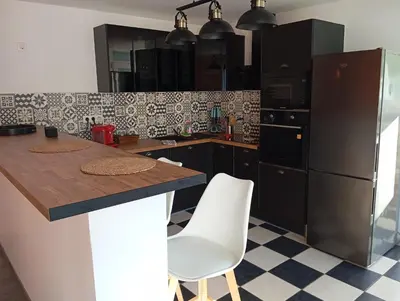 Cuisine ou kitchenette dans l'établissement Magnifique hébergement en Rez de jardin