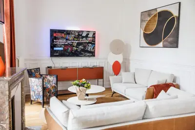 Télévision ou salle de divertissement dans l'établissement LE PALAIS DE LEO Luxury Apt Epernay Hyper center 4P Balcony AC