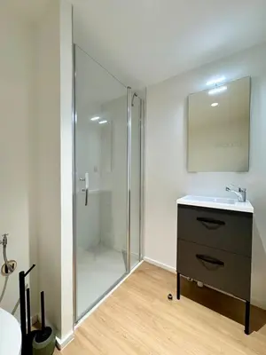 Salle de bains dans l'établissement We Live Inn Sharies Reims - B502
