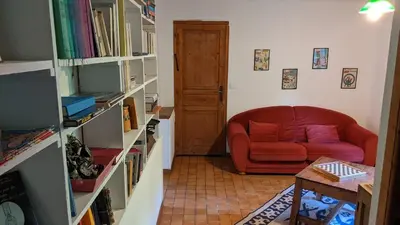 Bibliothèque dans la maison de vacances