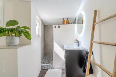 Salle de bains dans l'établissement Studio calme proche CDG & Parc Astérix - Accès A1 à 5min