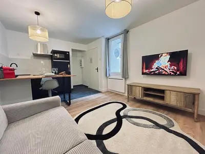 Télévision ou salle de divertissement dans l'établissement 4 clairmarais T2 chic et cocooning proche centre