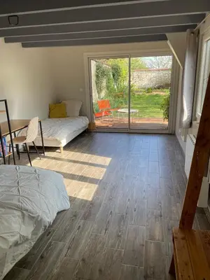 Un ou plusieurs lits dans un hébergement de l'établissement Deux pièces avec terrasse, vue jardin