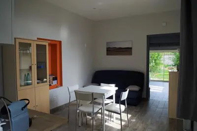 Coin salon dans l'établissement Deux pièces avec terrasse, vue jardin