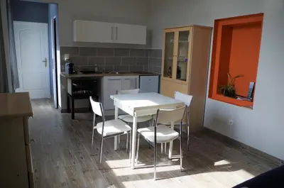 Cuisine ou kitchenette dans l'établissement Deux pièces avec terrasse, vue jardin
