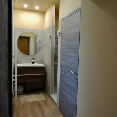 Salle de bains dans l'établissement L'Écrin des Arts - appartement avec jardin au coeur de la Côte des Blancs