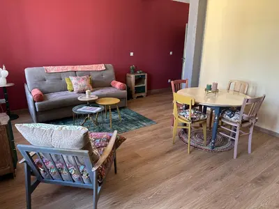 Coin salon dans l'établissement L'Écrin des Arts - appartement avec jardin au coeur de la Côte des Blancs