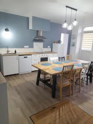 Cuisine ou kitchenette dans l'établissement Gite en famille