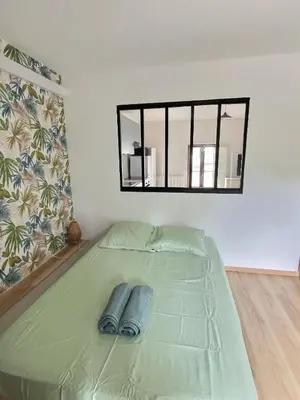 Un ou plusieurs lits dans un hébergement de l'établissement Appartement Cosy et Lumineux à Pommeuse - Proche Gare & studio de production idéal Couple et Professionelles