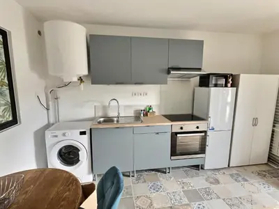 Cuisine ou kitchenette dans l'établissement Appartement Cosy et Lumineux à Pommeuse - Proche Gare & studio de production idéal Couple et Professionelles