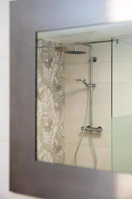 Salle de bains dans l'établissement La Porte d'Arcy - grand jardin et piscine partagée