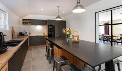 Cuisine ou kitchenette dans l'établissement La Porte d'Arcy - grand jardin et piscine partagée