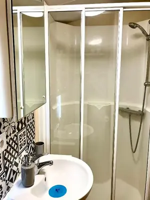 Salle de bains dans l'établissement Lodge de Valébrune