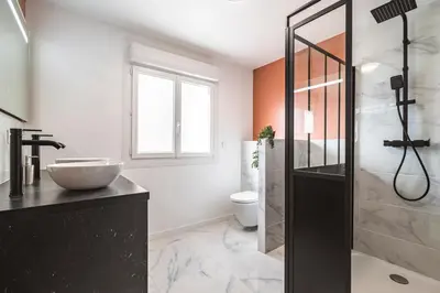 Salle de bains dans l'établissement L'industriel - billard et home cinéma - hyper centre