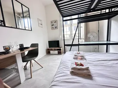 Un ou plusieurs lits dans un hébergement de l'établissement Talleyrand studio neuf cozy hyper centre