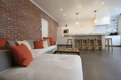 Cuisine ou kitchenette dans l'établissement Lenoir magnifique maison 8 pers avec terrasse