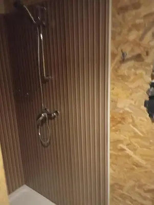 Salle de bains dans l'établissement Cabane au bord de l'eau Electricité 12v Pêche à la batterie interdite