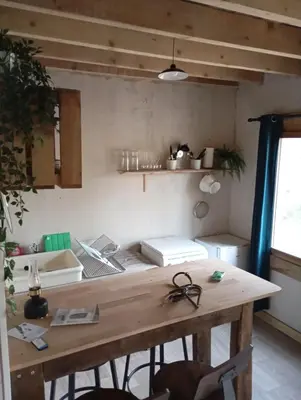 Plan de l'établissement Cabane au bord de l'eau Electricité 12v Pêche à la batterie interdite