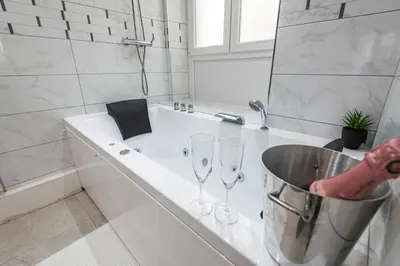 Salle de bains dans l'établissement Cocon Privé avec Jacuzzi & Sauna
