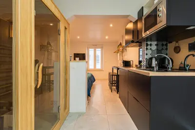 Cuisine ou kitchenette dans l'établissement Cocon Privé avec Jacuzzi & Sauna
