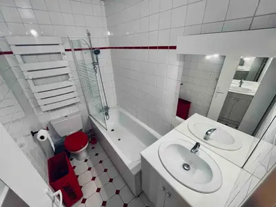 Salle de bains dans l'établissement Bruyant studio proche centre, terrasse et parking