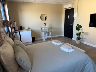 Un ou plusieurs lits dans un hébergement de l'établissement Suite du Spa 3 - Parking Privé Gratuit à Reims