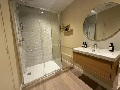 Salle de bains dans l'établissement Suite du Spa 3 - Parking Privé Gratuit à Reims