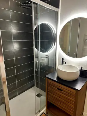 Salle de bains dans l'établissement Sakura Suite - Jacuzzi and Cinema
