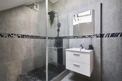 Salle de bains dans l'établissement Le Loft de la Porte de Mars - à 5 min de la gare