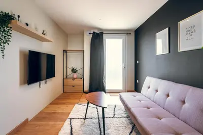 Télévision ou salle de divertissement dans l'établissement L'élegant, climatisé et rénové - Appart'hôtel Chez MV
