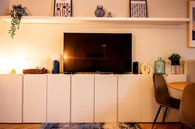 Télévision ou salle de divertissement dans l'établissement Les teintes royales