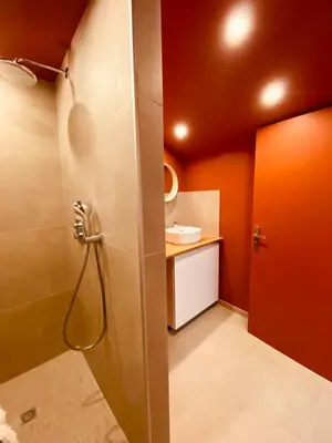 Salle de bains dans l'établissement La P'tite Maison Vaudon