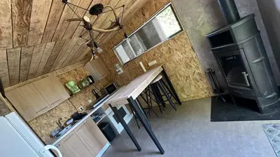 Cuisine ou kitchenette dans l'établissement Chalet champêtre Le Doux Refuge
