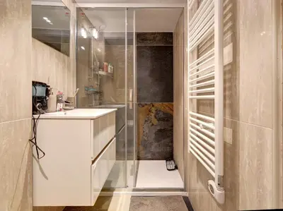 Salle de bains dans l'établissement studio gambetta