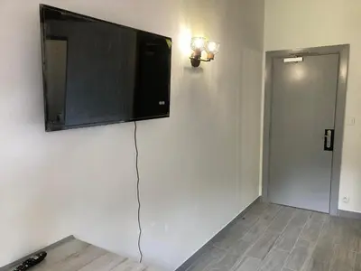 Télévision ou salle de divertissement dans l'établissement HSH France Chambre City 3 Proche de Disney