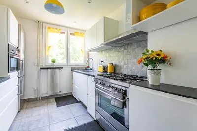 Cuisine ou kitchenette dans l'établissement Reims Centre, Appartement 4 Chambres NETFLIX