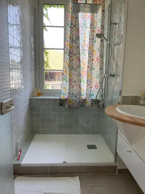 Salle de bains dans l'établissement Le Clos des Fontenis 15p Spa Famille Nature