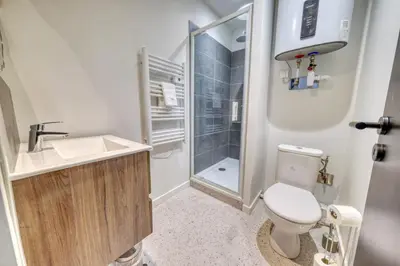 Salle de bains dans l'établissement Saint-Marceaux - Climatisation