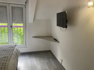 Télévision ou salle de divertissement dans l'établissement HSH France Chambre City 6 Proche de Disney
